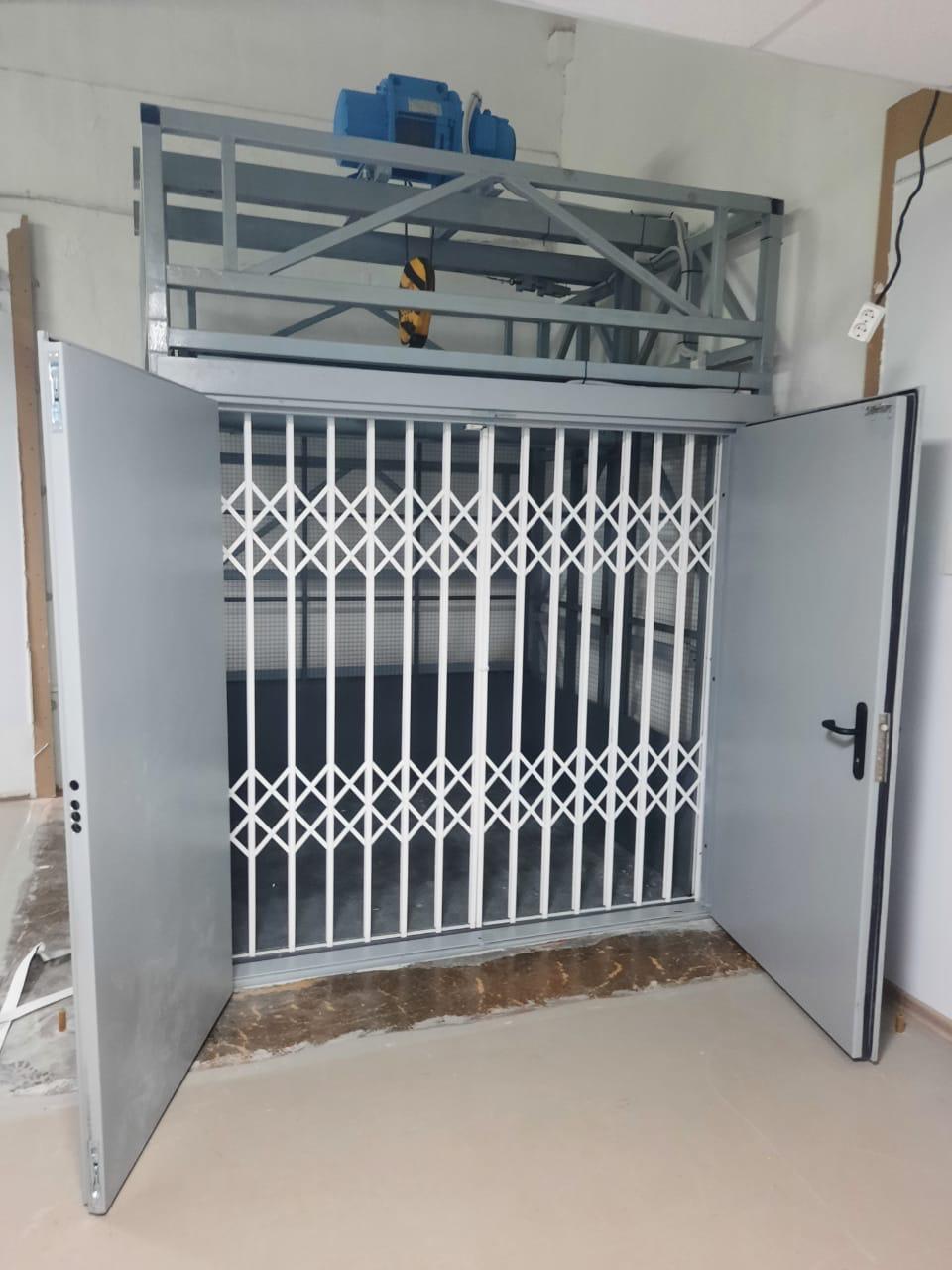 Грузовой подъёмник в металлокаркасной шахте, на 2 остановки, 1000 кг, Курган