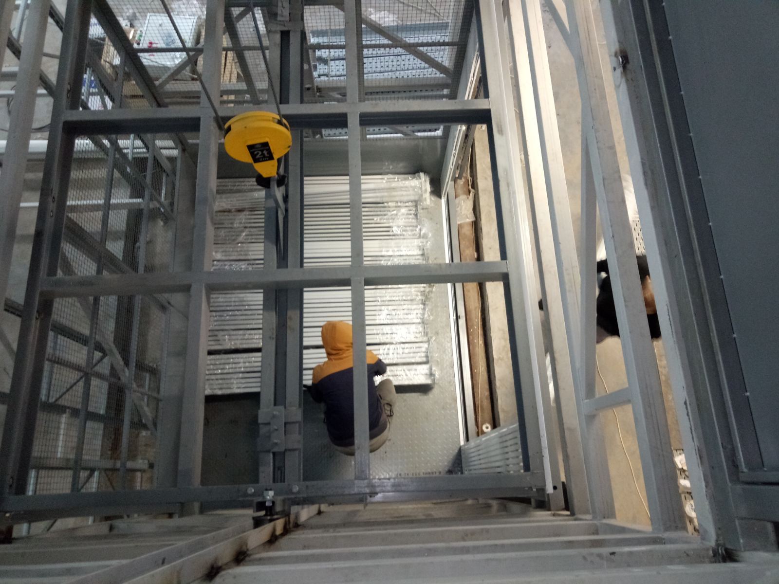 Подъемник в металлокаркасной шахте, 1000 кг, Казань