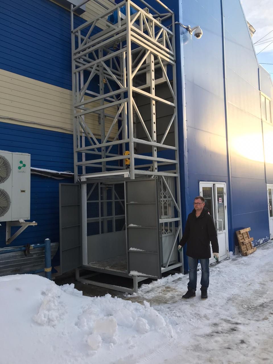 Подъемник грузовой в металлокаркасной шахте, 1000 кг, Саранск