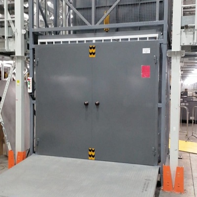 Грузовой подъемник в металлокаркасной шахте, 2000 кг